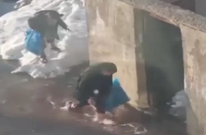 Yüksekova’da çocukların sular altında kalan yollarda şeker mesaisi
