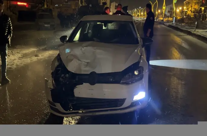 Yüksekova’da gizli buzlanma zincirleme kazaya neden oldu
