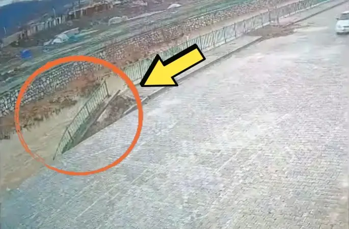 Yüksekova’da istinat duvarı çöktü
