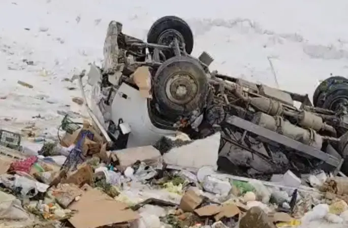 Yüksekova’da kamyonet şarampole yuvarlandı: 1 kişi yaralandı
