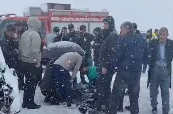 Yüksekova’da kamyonetler çarpıştı: 8 yaralı
