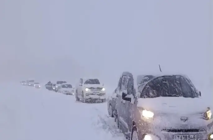 Yüksekova’da kar esareti: Tipi yolları kapattı, onlarca araç mahsur kaldı