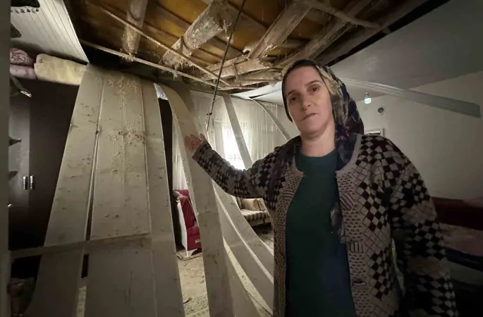 Yüksekova’da karın ağırlığına dayanamayan evin tavanı çöktü
