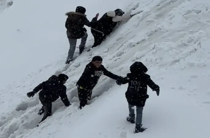 Yüksekova’da tepsiler kızak oldu, karlı yamaçlar oyun alanına dönüştü
