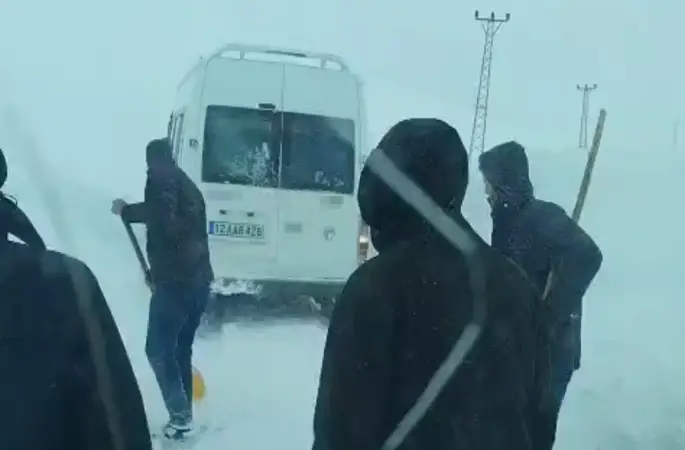 Yüksekova’da tipide yolda mahsur kalan vatandaşlar kurtarıldı
