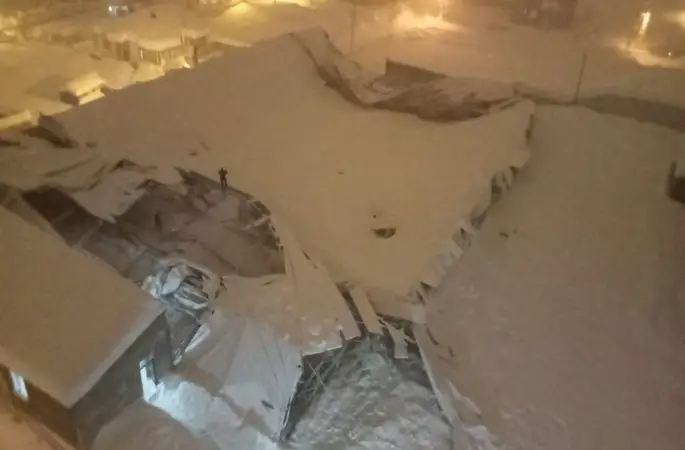 Yüksekova’da yoğun kar nedeniyle halı sahanın çatısı çöktü

