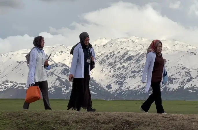 Yüksekova’nın fedakar ebeleri gebeler için yollarda
