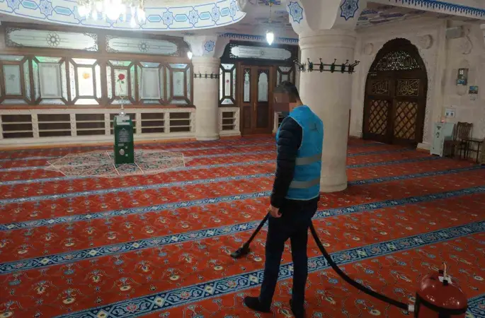 Yükümlülerden camilerin temizliğine destek
