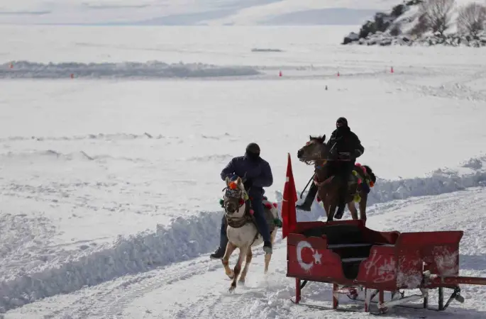 Yüzeyi buz tutan Çıldır Gölü misafirlerini ağırlamaya başladı
