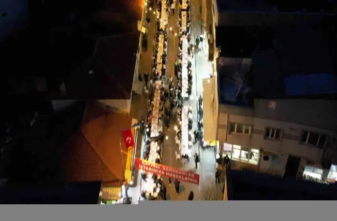 Yüzlerce metre uzayan sofrada 4 bin 500 kişi iftar yaptı
