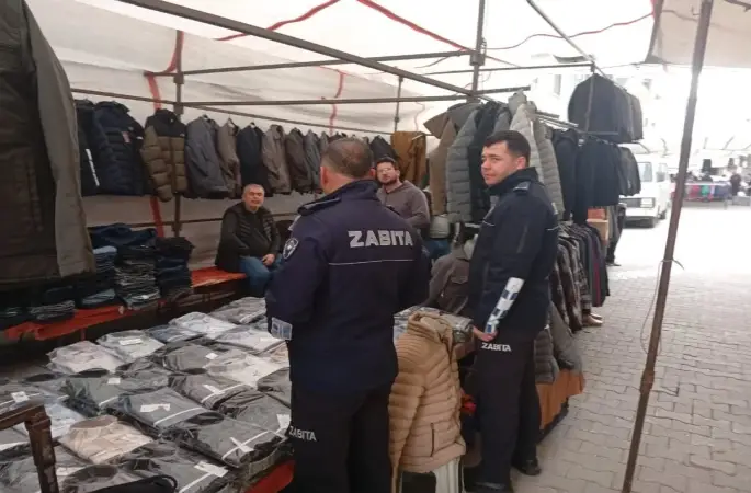 Zabıta ekiplerinden semt pazarında sağanak uyarısı
