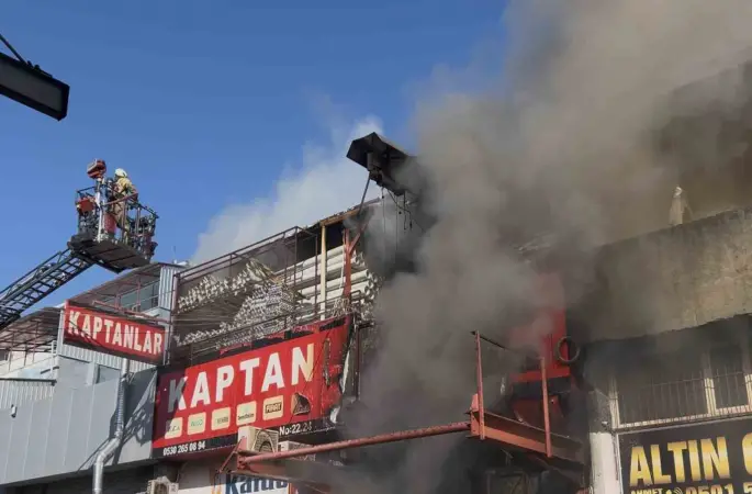 Zeytinburnu’nda sanayide çıkan yangın havadan görüntülendi
