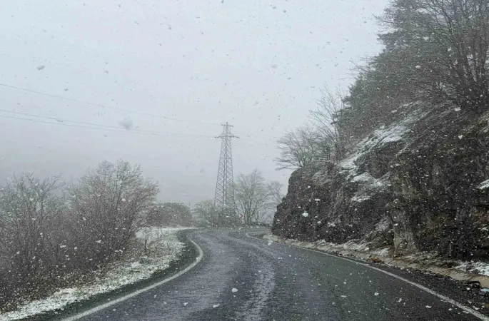 Zigana Dağı’nın yüksek kesimlerinde Nisan ayının ortasında lapa lapa kar süprizi
