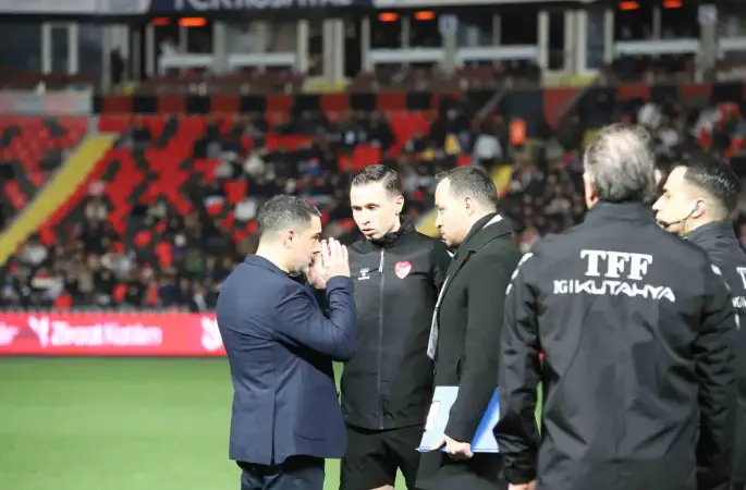 Ziraat Türkiye Kupası C Grubu’nda oynanacak olan Gaziantep FK - Fenerbahçe maçı stadın ışıklandırma sistemindeki arıza nedeniyle başlamadı.
