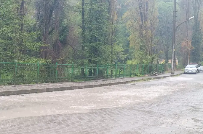 Zonguldak’ta sağanak yağışla birlikte göle döndü
