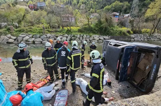 Zonguldak’taki sel ve taşkın tatbikatı gerçeğini aratmadı
